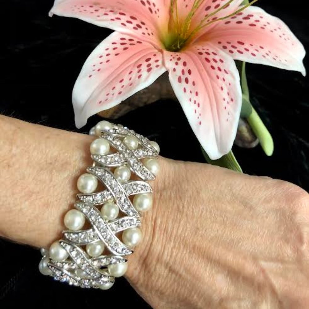 💃 Pearl and Iridescent Rhinestone Stretch Bracelet